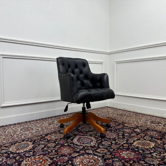 Sedia da ufficio Chesterfield inglese nera – Sedie da ufficio, Leather, Wood (photo 7 of 7)