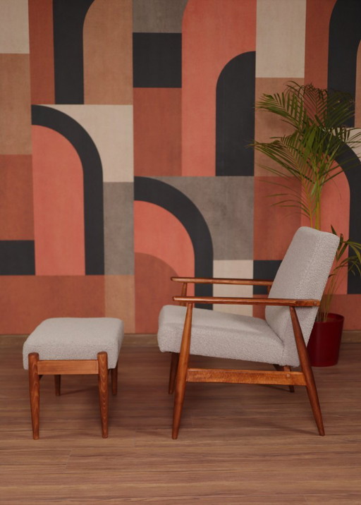 Poltrona e poggiapiedi in bouclé bianco dal design moderno