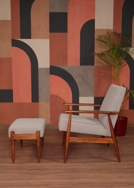 Image 1 of Poltrona e poggiapiedi in bouclé bianco dal design moderno