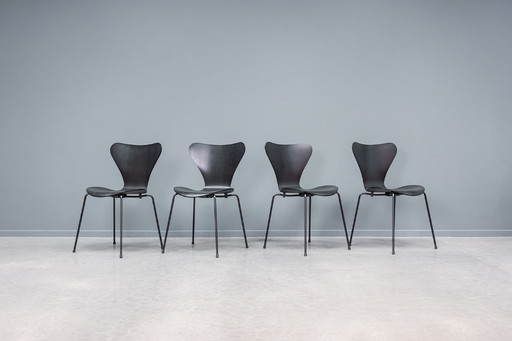 Sedia "farfalla" Serie 7, set da 4