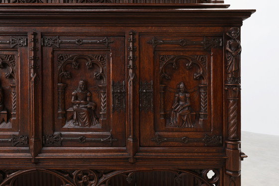 Image 1 of Rare grande armoire néogothique en chêne du début du 19e siècle, sculptée à la main