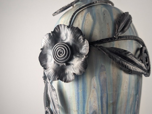 Vase Roger Guérin, style Art Déco belge, en grès et fer forgé, années 1930