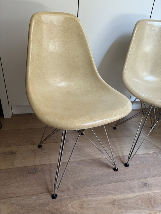 Image 1 of 4 chaises d'appoint en fibre de verre Eames Miller Vitra DSR – parchemin