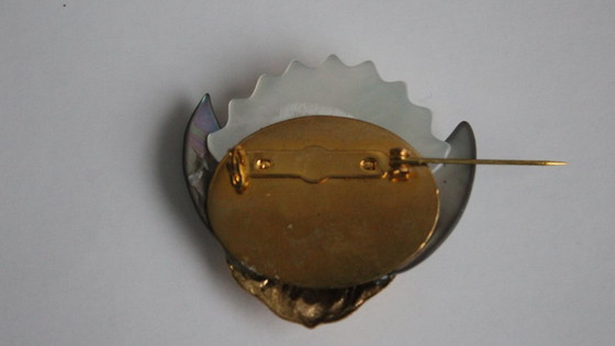 Image 1 of Broche unique en nacre, coquille d'ormeau et feuille d'or – pièce artisanale unique.