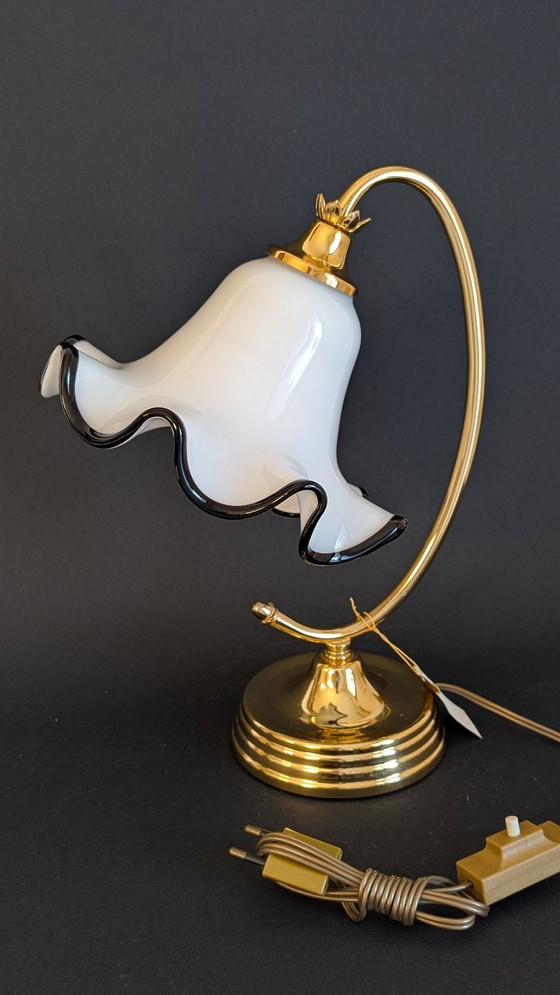 Image 1 of Lampada da Tavolo Vintage Italiana, Vetro Bianco con Bordo Nero, Ottone Bagnato in Oro 24 kt, New Old Stock