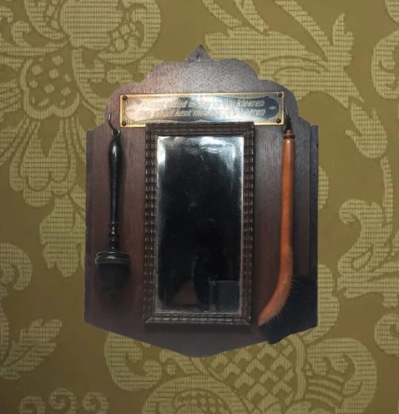 Image 1 of (W020) Magnifique miroir de couloir ancien avec brosses à vêtements et inscription – vers 1930-1950