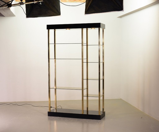 Scaffale Belgo Chrom Hollywood Regency in stile laccato nero, placcato oro 20 carati con vetro fumé. Belgio, anni '70.