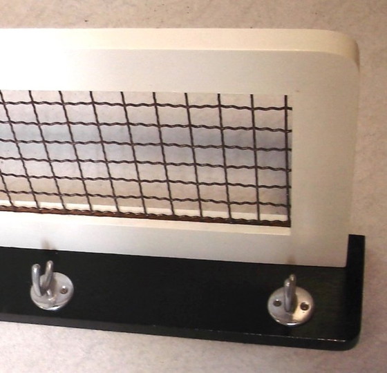 Image 1 of Appendiabiti da parete vintage con cappelliera in legno e filo di ferro, bianco e nero, anni '50