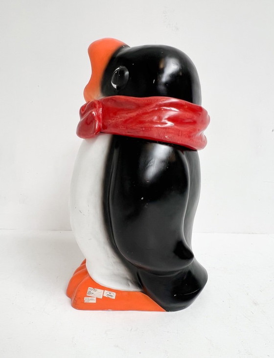 Image 1 of Prototipo di cestino per rifiuti a forma di pinguino