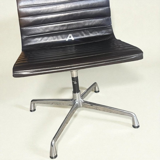 Image 1 of Original Vintage Vitra EA 105 hergestellt 1986. Ray und Charles Eams Drehstuhl mit dunkel braunem Lederbezug und Label