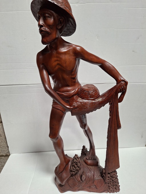 Estatua balinesa de madera dura de un pescador