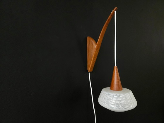 Image 1 of Vintage houten wandlampje met glazen kapje, hengel-model, mcm houten wandlamp met deels gematteerd, deels gesuikerd glazen lampe