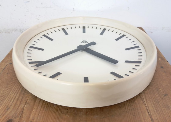 Image 1 of Grande orologio da parete industriale in bachelite di Pragotron, anni '60