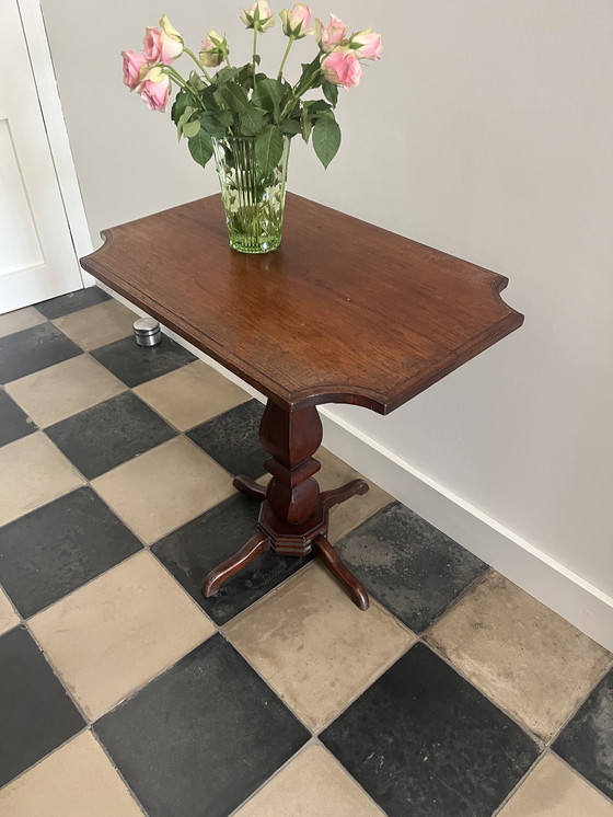 Image 1 of Wunderschöner antiker Beistelltisch aus Eiche – Originalbein