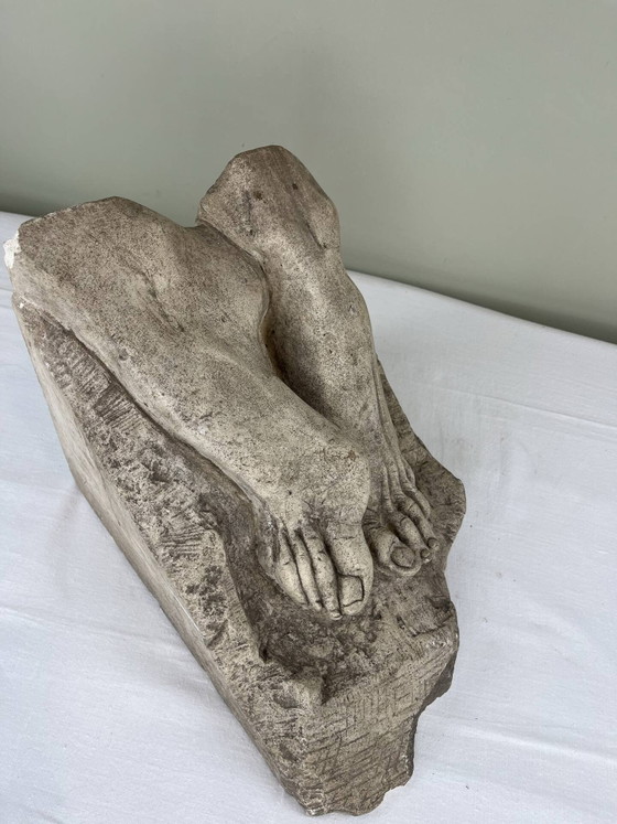 Stenen sculptuur, twee voeten op een blok, gesigneerd D. Paillot. – Beeldhouwkunst, Stone, Brutalist (photo 13 of 14)