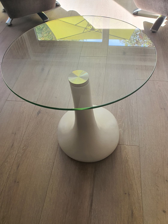 Image 1 of Table d'appoint moderne au design ludique, autour d'une table en verre