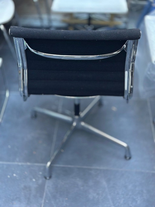 Fauteuil Eames EA 105 édition Vitra