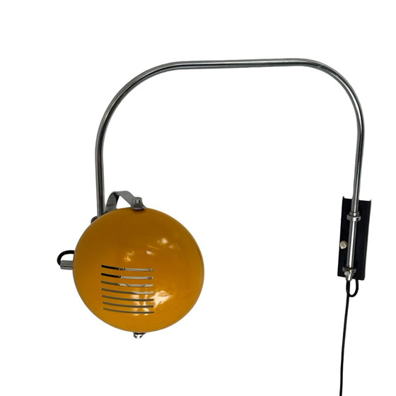 Image 1 of Herda - Lampada da parete spaziale - Paralume giallo, base nera e montante cromato (modello raro)