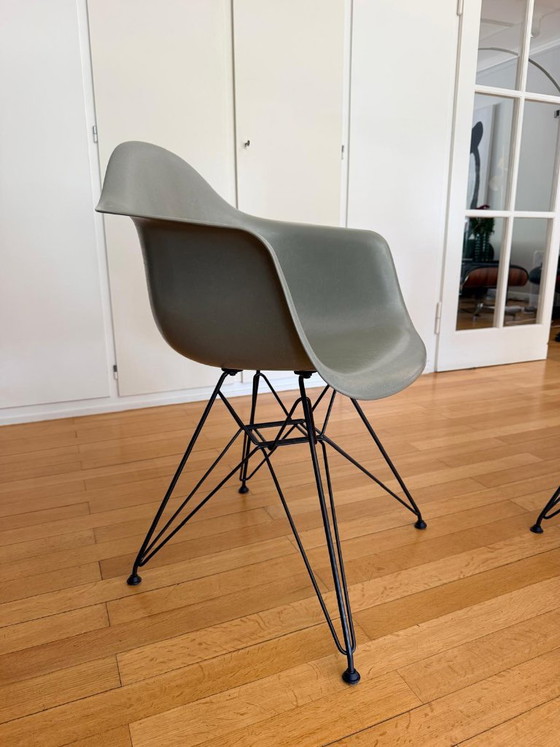 4 fauteuils Eames en fibre de verre DAR – Vitra – Chaises de salle à manger, Metal, Fiberglass (photo 5 of 5)