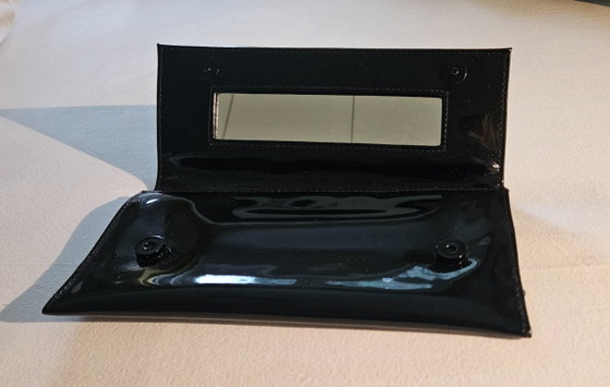 Clutch Yves Saint Laurent in pelle verniciata nera, Plastica, Nero (foto 10 di 15)