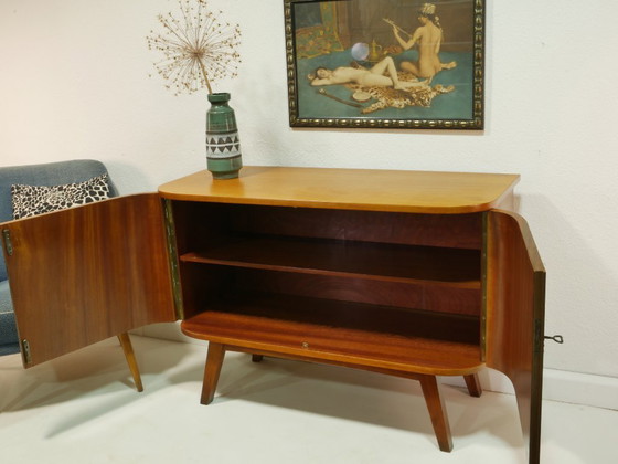 Image 1 of Credenza vintage anni '60, stile moderno di metà secolo, impiallacciatura di noce, cassettiera con chiave, Germania.