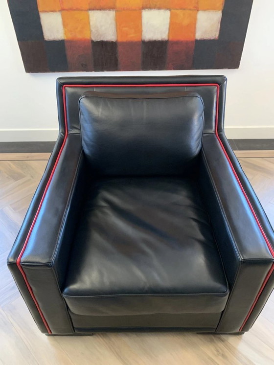 Image 1 of Lussuosa poltrona in pelle nera con bordino rosso