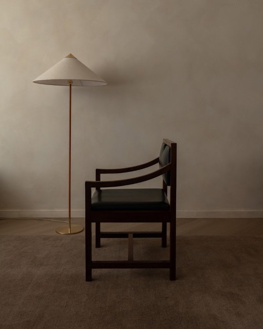 Poltrona vintage in legno e similpelle skai nera, stile scandinavo