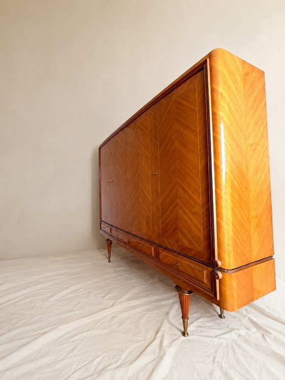 Vintage houten kledingkast met 4 deuren, chevronpatroon, spiegel en gouden poten. – Kledingkasten, Wood (photo 4 of 7)