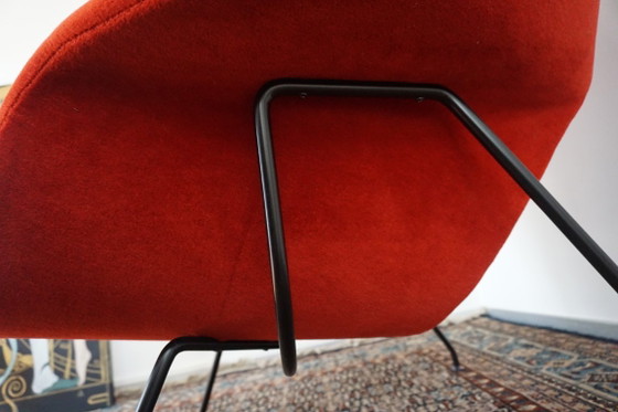 Knoll Womb Chair in red alpaca - Eero Saarinen, Chairs and lounge chairs, Metal, Textile, Black (photo 12 of 17)