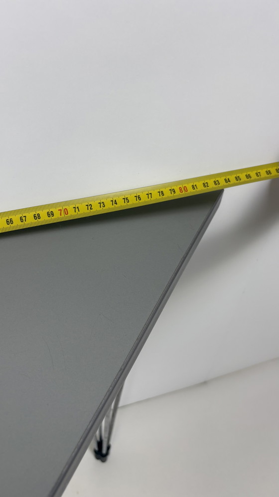 Image 1 of Table d'angle/d'appoint Pin Age grise, design danois, Arne Jacobsen