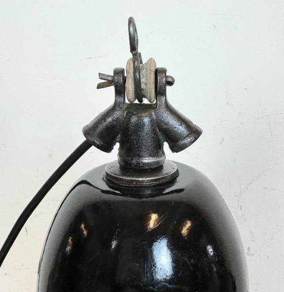 Image 1 of Lampe industrielle en émail noir avec abat-jour en fonte, années 1930