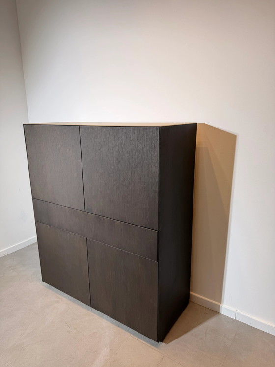 Image 1 of Mobile contenitore moderno in legno con piano in vetro.