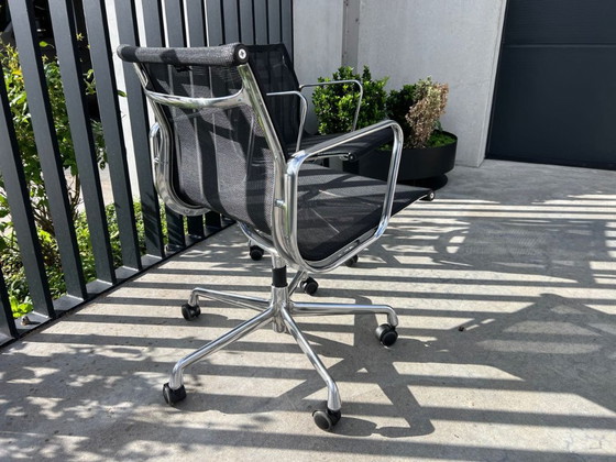 2x Vitra Eames Netweave Stoelen EA108 Met Wielen – Vergaderstoel, Metal (photo 3 of 11)