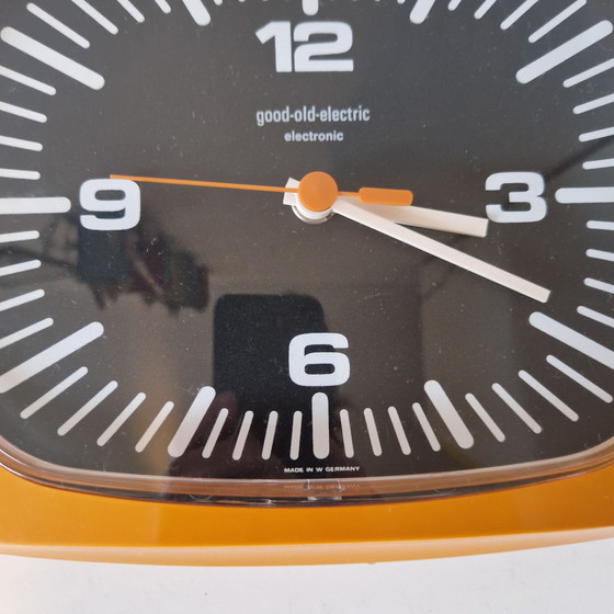 Image 1 of Jaren 70 oranje vintage klok wandklok good old electric clock
