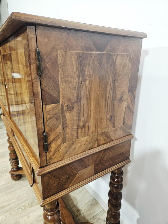 Mobile barocco in noce del XIX secolo con intarsi e gambe tornite – Credenze con vetrina, Wood, Barok (photo 21 of 29)