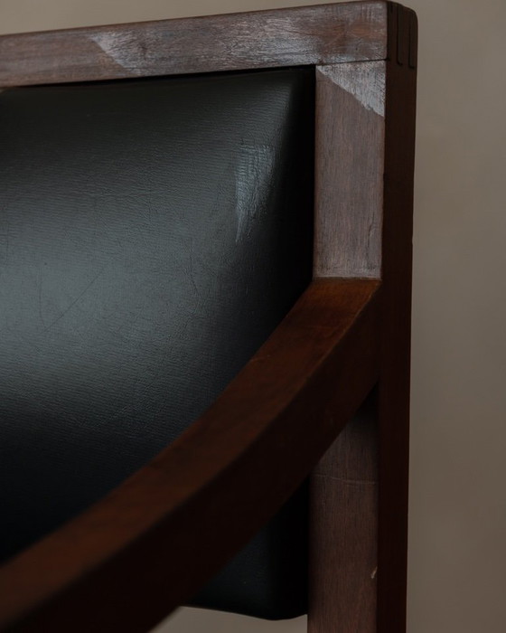 Image 1 of Poltrona vintage in legno e similpelle skai nera, stile scandinavo