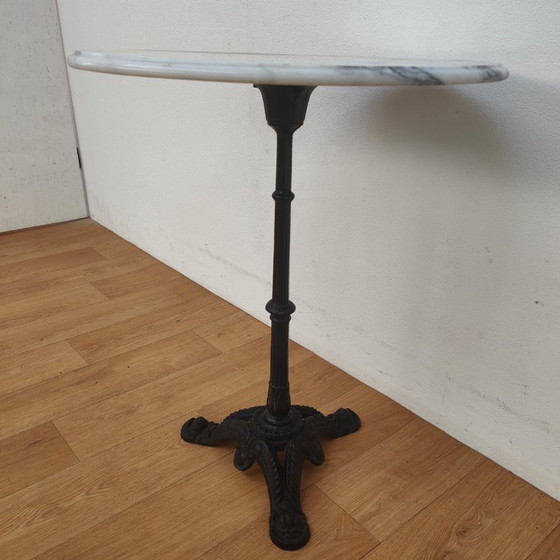 Image 1 of Tavolo da bistrot con piano in marmo e gambe in ghisa, tavolo da giardino