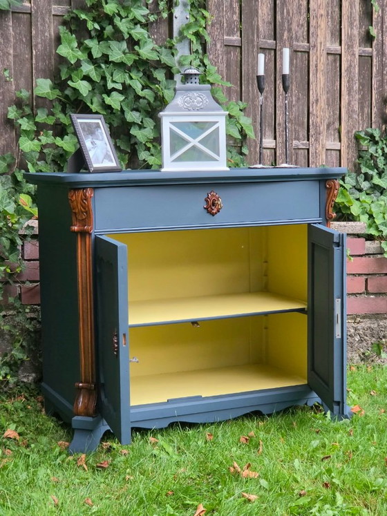 Vintage ladekast nr. 2, massief hout, uniek stuk | Inktblauw en mosterdgeel met gesneden ornamenten | (photo 4 of 9)