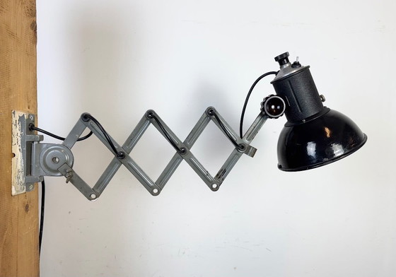 Image 1 of Industriële zwarte geëmailleerde schaarwandlamp, jaren 50