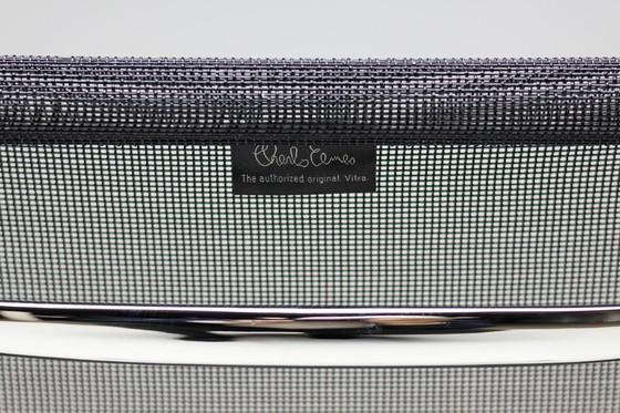 Image 1 of ENSEMBLE DE QUATRE CHAISES PIVOTANTES EMBLÉMATIQUES EA108 EAMES « ALUMINUM GROUP » DE VITRA, EN NOIR