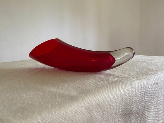 Vintage vaas in de vorm van een hoorn des overvloeds van robijnrood kunstglas, jaren 70. (photo 5 of 8)