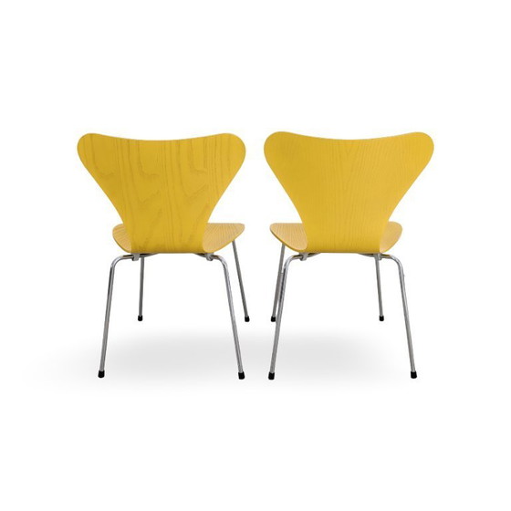 Image 1 of Juego de 2 sillas Fritz Hansen Serie 7, diseño de mediados de siglo, color amarillo, de Arne Jacobsen.