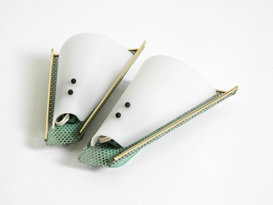 Image 1 of Ein Paar wunderschöne mintgrüne Wandlampen im Mid-Century-Modern-Stil aus perforiertem Blech mit Plexiglasschirmen