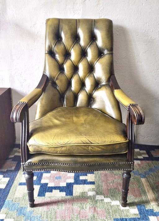 Silla de biblioteca Chesterfield de cuero capitoné verde oliva, década de 1970