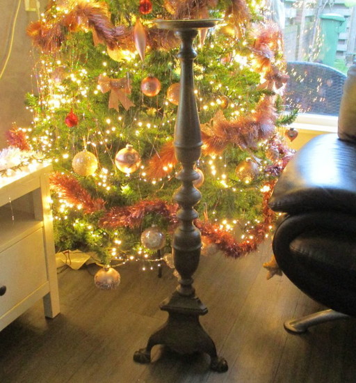 Large bronze floor candlestick on claw feet, Height 100 cm, 9 kg.