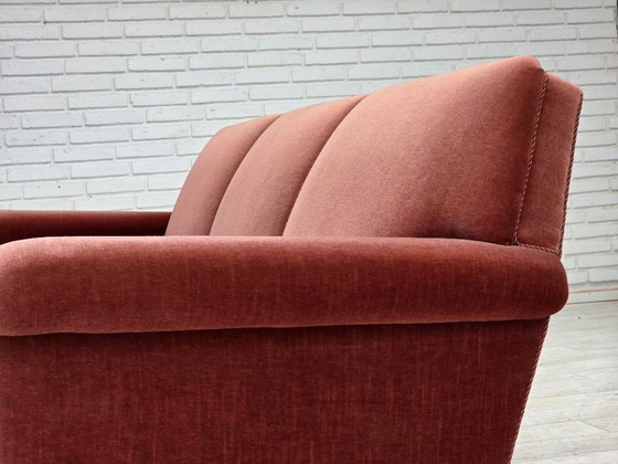 Image 1 of Sofá danés de 3 plazas, década de 1970, tapizado en terciopelo rosa salmón y madera de haya.