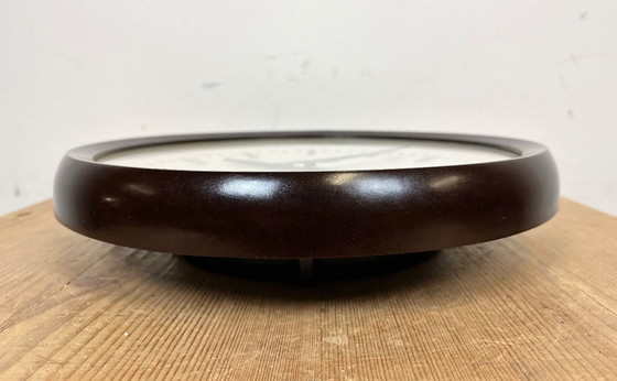 Image 1 of Orologio da parete industriale in bachelite di Pragotron, anni '70