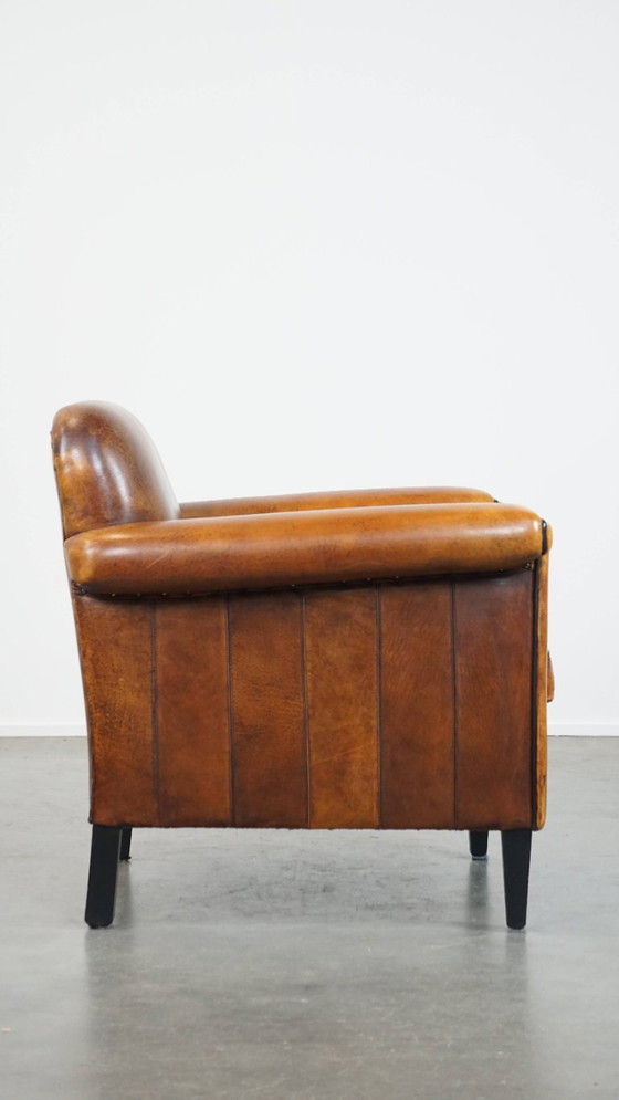 Image 1 of Sillón de diseño Art Déco en buen estado, con un acabado elegante y ribetes negros.