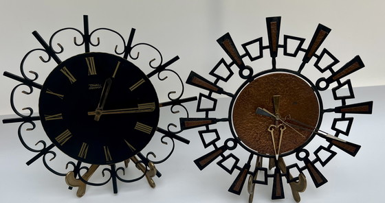 Image 1 of Due orologi da parete vintage – in ferro battuto / design di metà secolo – Diehl e orologio in rame fatto a mano
