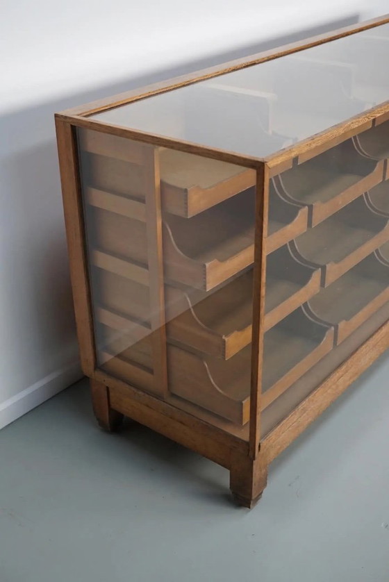 Image 1 of Antieke Britse Esdoorn- en Eikenhouten Fourniturenkast / Winkeltoonbank, 1920/30s